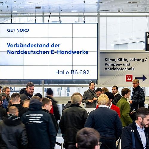 Viele Besuchende auf einer Messe.