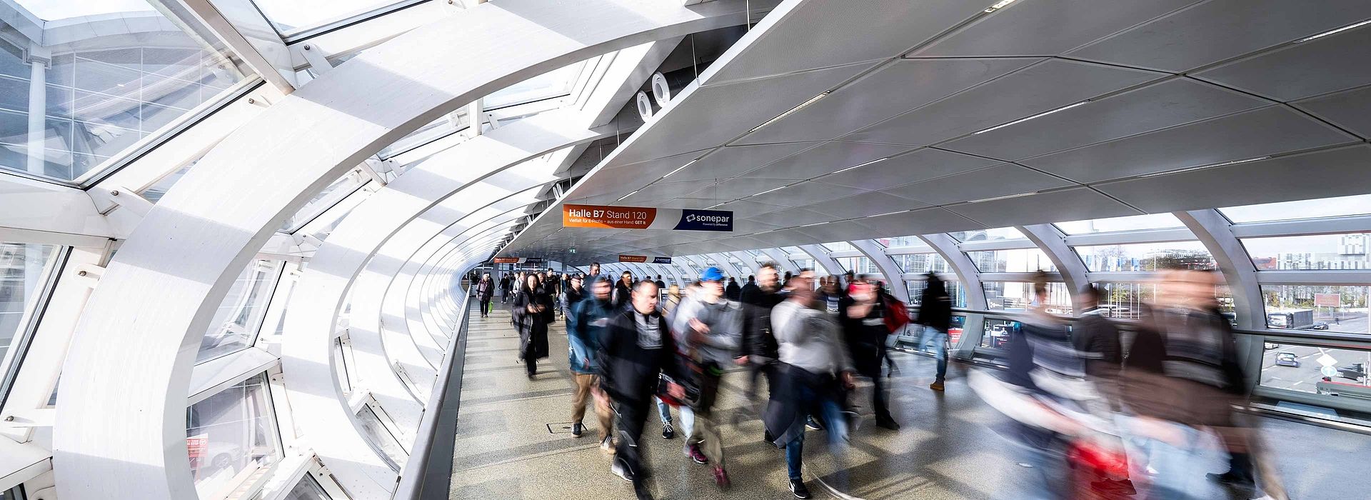 Blick auf den belebten Skywalk während der Messe