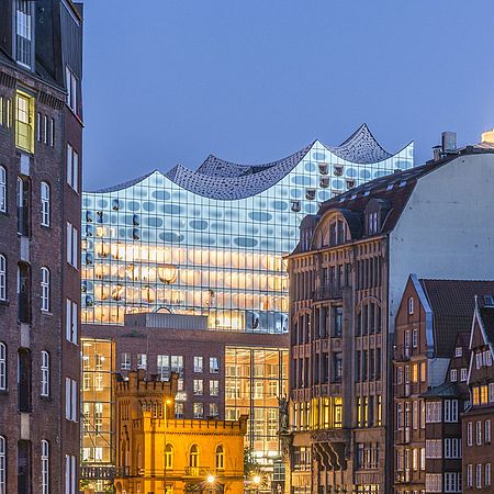 Hamburg Altstadt im Hintergrund die Elbphilaharmonie am Abend 