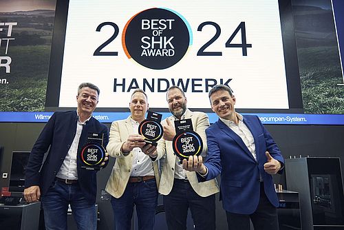 Vier Männer, die Pokale in der Hand halten, zum Thema "Bet of SHK Award 2024".