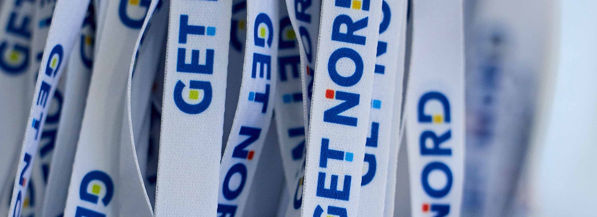 Nahaufnahme der Lanyards mit GET NORD Logo